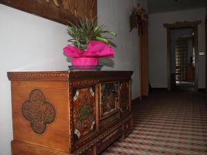 科瓦拉因巴迪亚罗通娜拉公寓式酒店的木柜,上面有粉红色的花