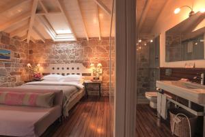 艾瓦勒克佐贝酒店的一间带两张床的卧室和一间带水槽的浴室