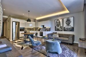 开普敦Chelsea Luxury Suites by Totalstay的客厅配有沙发和桌子