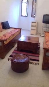 比塞大Dar el Baraka的带沙发和咖啡桌的客厅