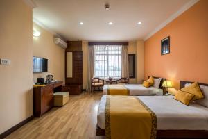 加德满都Airport Hotel的酒店客房设有两张床和电视。