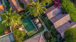 吉利美诺吉利联合彩色酒店的享有棕榈树花园和游泳池的顶部景致