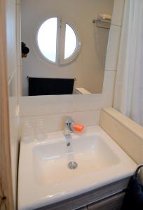 西迪伊夫尼logis la marine的一间带水槽和镜子的浴室