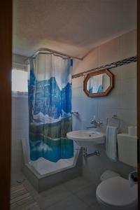 MattAktivhostel HängeMatt的一间带水槽和淋浴帘的浴室