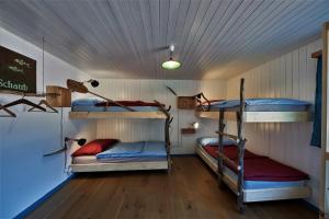 MattAktivhostel HängeMatt的房屋内带三张双层床的房间