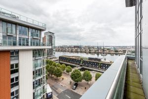 伦敦EXCEL LONDON MAJESTIC APARTMENT的从大楼内可欣赏到河流美景