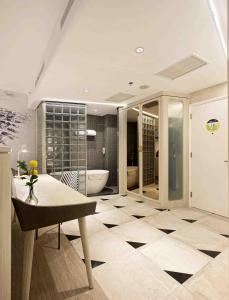 雅加达哈尔莫尼耶鲁酒店的一间带桌子和浴缸的大浴室