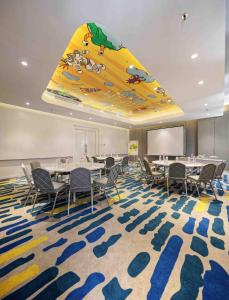 雅加达哈尔莫尼耶鲁酒店的一间会议室,配有桌椅和滑梯