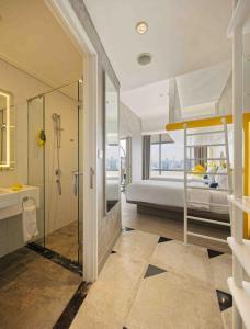 雅加达哈尔莫尼耶鲁酒店的带淋浴的浴室和客房内的一张床