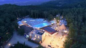卡夫里利亚Orlando in Chianti Glamping Resort的享有大厦空中美景,设有游泳池