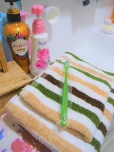 札幌Minpaku Mon的夹上一块三明治,上面有牙刷