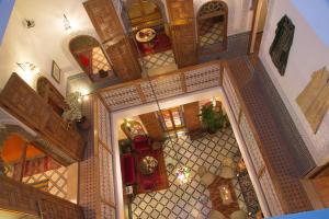 拉巴特卡巴莱歌舞表演摩洛哥传统庭院旅馆的享有房子客厅的顶部景色