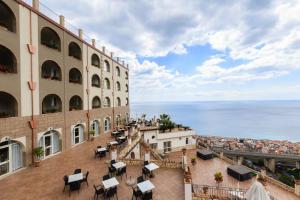 勒托阳尼Hotel Olimpo le Terrazze的从大楼的阳台上可欣赏到海景
