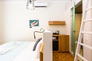 罗希姆诺Ink Hotels Phos的小房间设有床和厨房