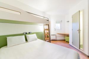 宜必思卡昂爱荷维耶经济酒店客房内的一张或多张双层床