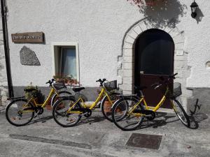 卡斯泰尔佩特罗索L'angolo fiorito的停在大楼外的三辆自行车