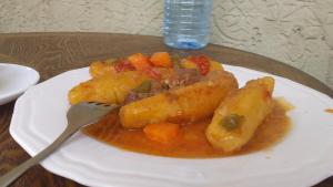 姆巴拉拉Silver Motel Mbarara的桌上一盘带根蔬菜的食物