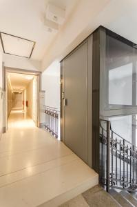 博洛尼亚Appartamento del Nettuno的走廊上设有玻璃门和楼梯