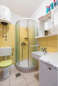 斯普利特Marjan Hill的带淋浴、卫生间和盥洗盆的浴室