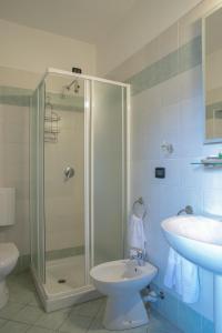 博尔戈马内罗HOTEL DEL CORSO的带淋浴、卫生间和盥洗盆的浴室