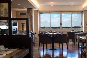 罗马贝斯特韦斯特皮卡迪利酒店的餐厅设有桌椅和大窗户。