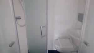 里斯本Be Lisbon Hostel Intendente的白色的浴室设有卫生间和水槽。