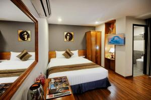 芽庄CKD Nha Trang hotel的酒店客房带两张床和一间浴室
