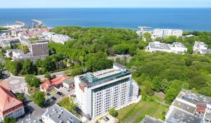 科沃布热格Apartamenty Proeko Polonia的树木繁茂的城市和海洋的顶部景观