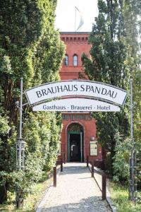 柏林Brauhaus in Spandau的砖楼入口的标志
