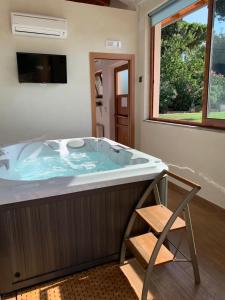马里诺Villa Giuseppe Bernabei Guest House的浴室内带椅子的大浴缸