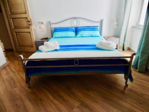 热那亚LE GIÜE的一张带蓝色床单和蓝色枕头的床