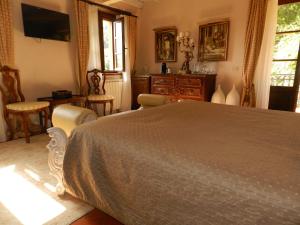 加尔法尼亚纳新堡博坦哥尼住宿加早餐旅馆的一间卧室配有一张床、梳妆台和窗户。