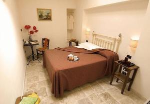 孔韦尔萨诺德埃齐亚宫酒店的一间卧室配有一张床和一张桌子,上面有盘子