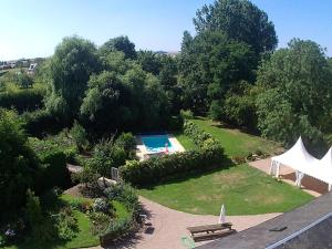 Ernesyourte Coeur de Combray的享有花园空中美景,设有游泳池