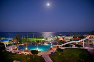 沙姆沙伊赫Amphoras Beach的享有度假村游泳池的景色