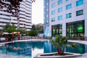 马德里米拉斯拉欧洲之星套房酒店的大楼前的游泳池