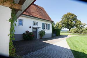 塞勒姆Bed & Breakfast mit Charme- Aux2platanes- Außergewöhnlich schön am Bodensee的砖车道的白色房子