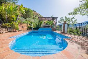 古罗Cubo's Casa Rural Jacaranda的后院的游泳池,带围栏