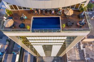 伊瓜苏比亚莱托尔酒店的享有带游泳池的大楼的顶部景致