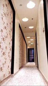 亚历山大Private Room In Apartment with Sea & Hilton View的建筑中一个空的走廊,天花板上灯火通明