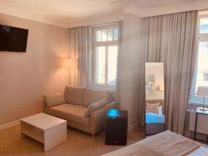 莱比锡林德瑙酒店的带沙发和镜子的客厅