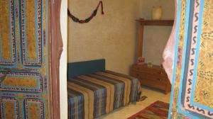 马拉喀什Dar Kamango的一间卧室配有一张床和一个梳妆台
