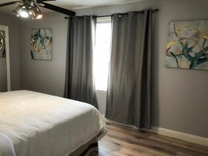 Beautiful 3BR/2BA in Disneyland area客房内的一张或多张床位