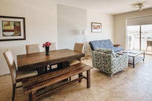 卡波圣卢卡斯Cabo Cottage Bahia del Tezal的客厅配有木桌和沙发