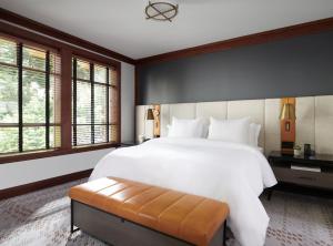 惠斯勒惠斯勒四季度假酒店的卧室设有白色大床和窗户。