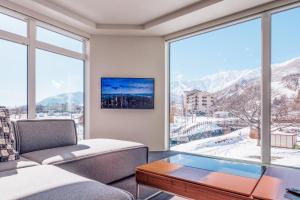 白马村Bluebird Apartments by The Hakuba Collection的客厅配有沙发和桌子