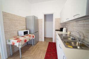伊索拉迪卡波里祖托Appartamento Campanella的一间带水槽和冰箱的小厨房