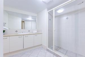 马库拉亚特兰蒂斯马尔库拉酒店的带淋浴和盥洗盆的白色浴室