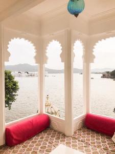 乌代浦杰加特尼瓦斯宫殿酒店的客房设有一个享有水景的窗户。