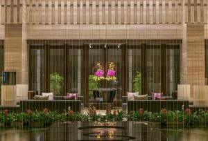 青浦中信泰富朱家角锦江酒店的大厅,带桌子和鲜花的建筑